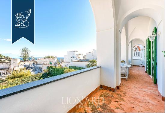 Wonderful estate for sale with a panoramic loggia overlooking Capri's sea