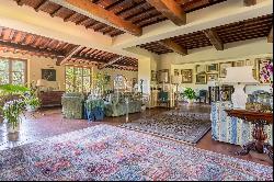 Splendid property in the green hills of Pescia