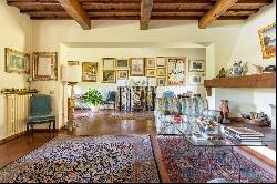 Splendid property in the green hills of Pescia