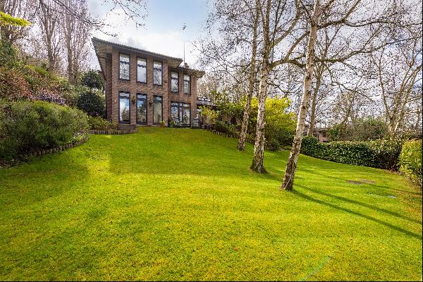 A 4 bedroom detached house in Highfields Grove N6