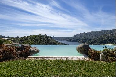 Five bedroom villa with lake and sea peerless vistas