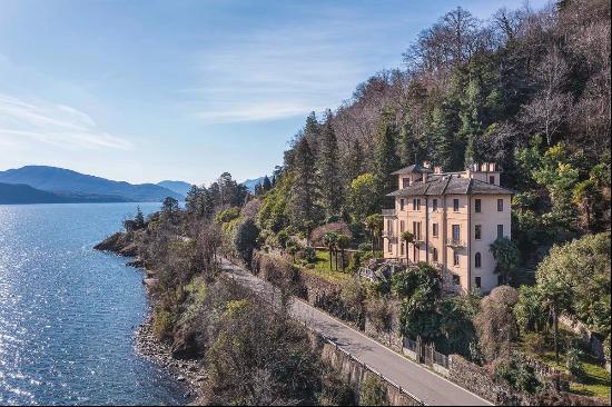 Prestigious lakefront period villa