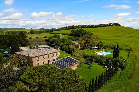 Historic farm in the heart of Crete Senesi