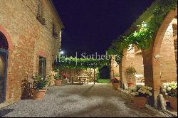 Historic farm in the heart of Crete Senesi