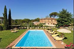 Historic farm in the heart of Crete Senesi