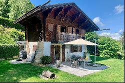 Chalet with enchanting mountain views 1km from the ski slopes!