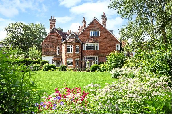 Arguably one of the finest private houses in Godalming close to the station, shops and Cha