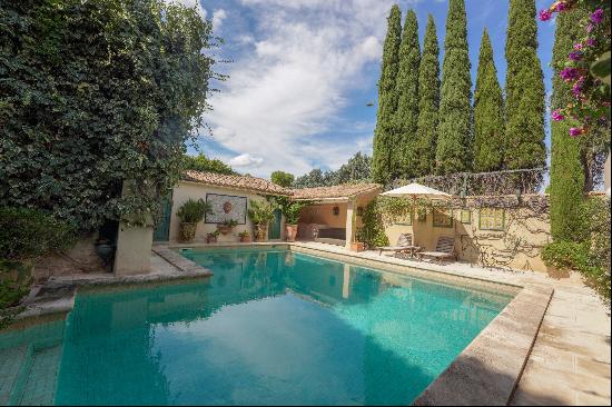 Property with garden in the center of the village of Maussane les Alpilles