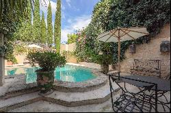 Property with garden in the center of the village of Maussane les Alpilles