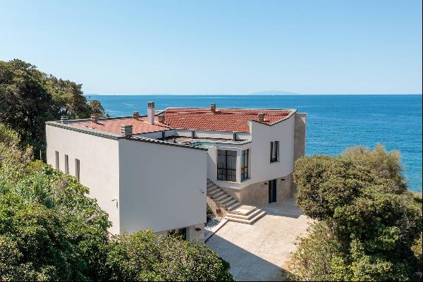 Elegant sea-front Villa in Quercianella