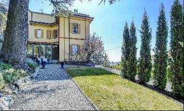 Renovated historic villa with swimming pool and panoramic views over Lake Como