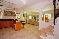 4 BEDROOM DUPLEX HOME NEAR THE BEACH