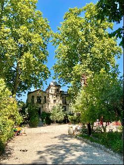 Saint-Remy-de-Provence walking distance with huge park.