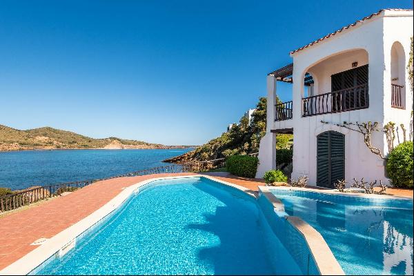 Mediterranean-style duplex with sea views on the island's north coast, for rent