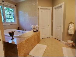 Southampton 5BR w/ Pool & Hot Tub