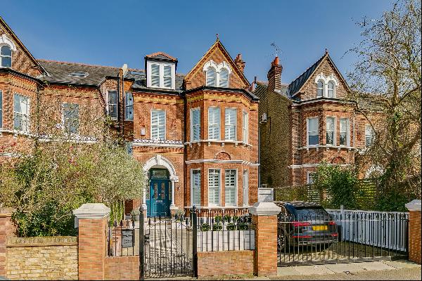 A sensational 7 bedroom semi-detached house for sale  on Lyford Road, Wandsworth