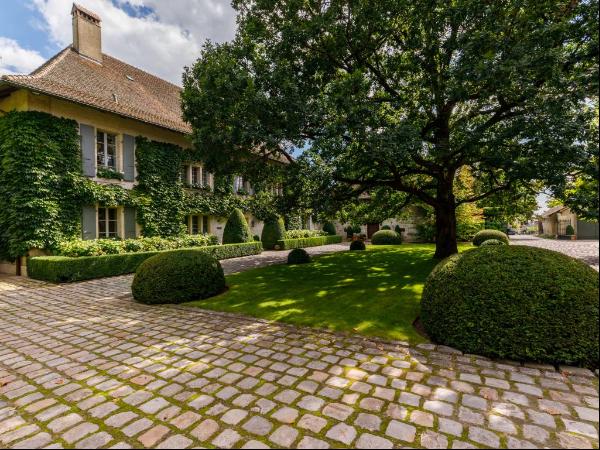 Splendid renovated castle in the Vaud countryside