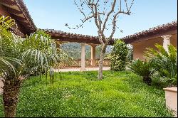 Mountain-View Luxury Finca in