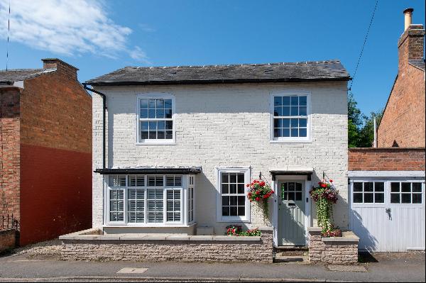 A charming 3-bedroom link-detached period cottage in the heart of Tiddington village, with