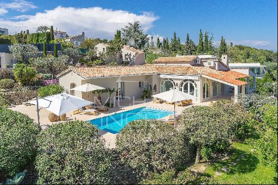 Mougins - Renovated villa in a private domain