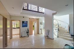 Beautiful avant-garde Villa. An oasis of privacy and elegance in Alella.