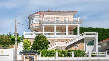 Detached house for sale in Perillo with sea views.