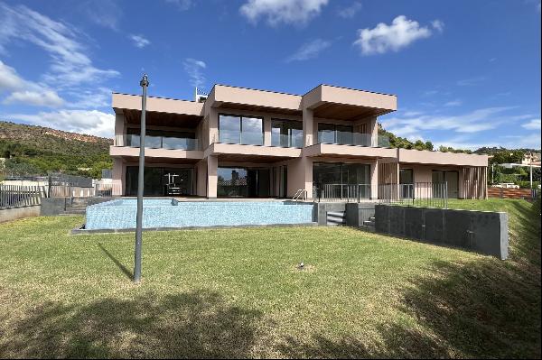 Modern exclusive villa with pool in Los Monasterios