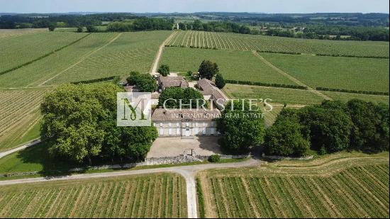 For sale at Sainte Foy La Grande, Magnificent 19th century castle to renovate in part