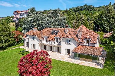 Luxurious home situated in the heart of the Lavaux vineyards; an exceptional position offe