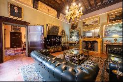 Elegant apartment in a historical palace in Siena