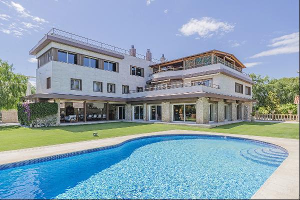Majestic villa with large plot in Terramar (Sitges)