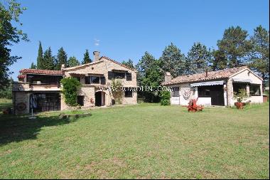 Umbria - OLD FARMHOUSE FOR SALE WITH POOL AND GARDEN IN UMBRIA