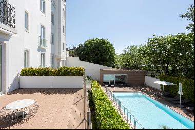 5 + 1 bedroom apartment in a private condominium with a swimming pool in Estrela