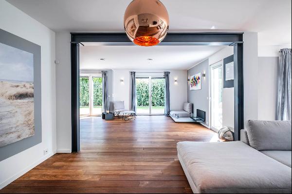 First-class design building villa with access to the Alster