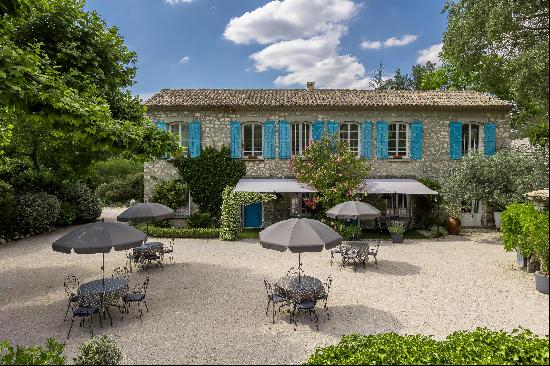 Superb 19th century stone mas in Fontaine de Vaucluse, near L'Isle sur la Sorgue.