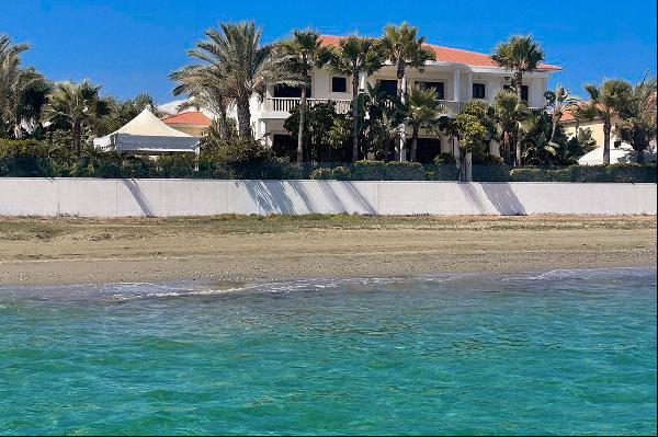 Beachfront Luxury Villa with 6 Bedrooms in Larnaca