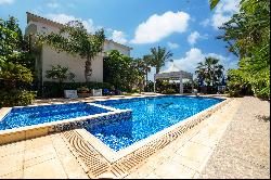 Beachfront Luxury Villa with 6 Bedrooms in Larnaca