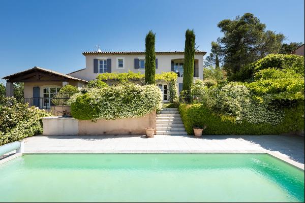 Beautiful villa with undisturbed views for sale in Roussillon