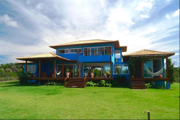 House integrated with the green facing the sea