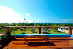 House integrated with the green facing the sea