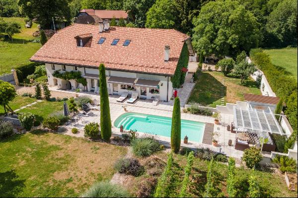 Superb renovated farmhouse with 2 apartments and pool