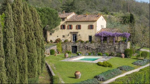 An elegant, fully restored villa with incredible views in the heart of Chianti.