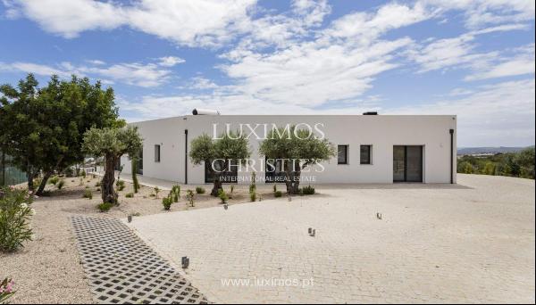 4 Bedroom Villa with swimming pool, for sale in S.Clemente, Loul, Algarve