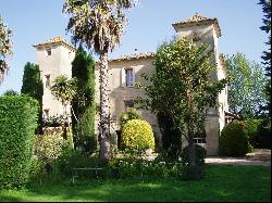 Uzès: Historical castle from the 18th-century with its two outbuildings and park