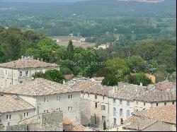 Uzès: Historical castle from the 18th-century with its two outbuildings and park