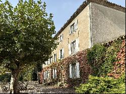 91 ha wine growing charming property in the Aude with houses and buildings