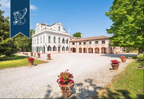 Estate of great historical prestige for sale in the leafy Venetian countryside