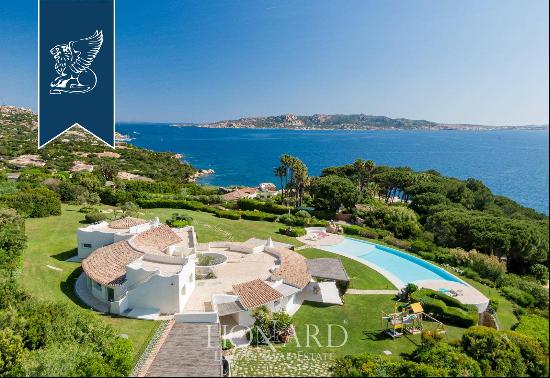 Luxurious, spectacular estate with an infinity pool and a view of the MAddalena archipelag