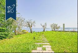 Charming villa in an exclusive panoramic position above Lake Garda