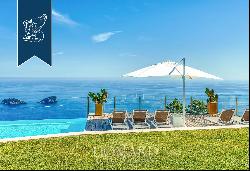 Luxury sea-facing villa with a park and pool between Capri and Positano